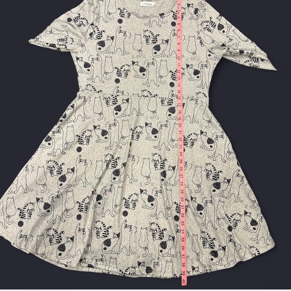 Grey stretch knit dress with whimsical cat print, long sleeves and pockets. - Picture 8 of 9